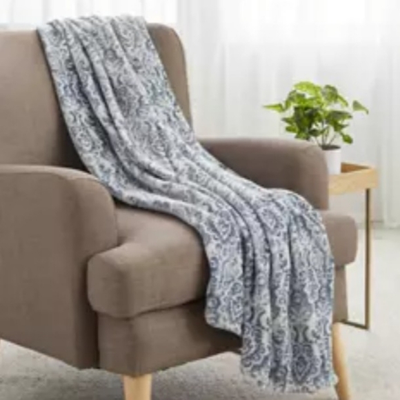 Amari Luxury Velvet Throw - Picture 5 of 5